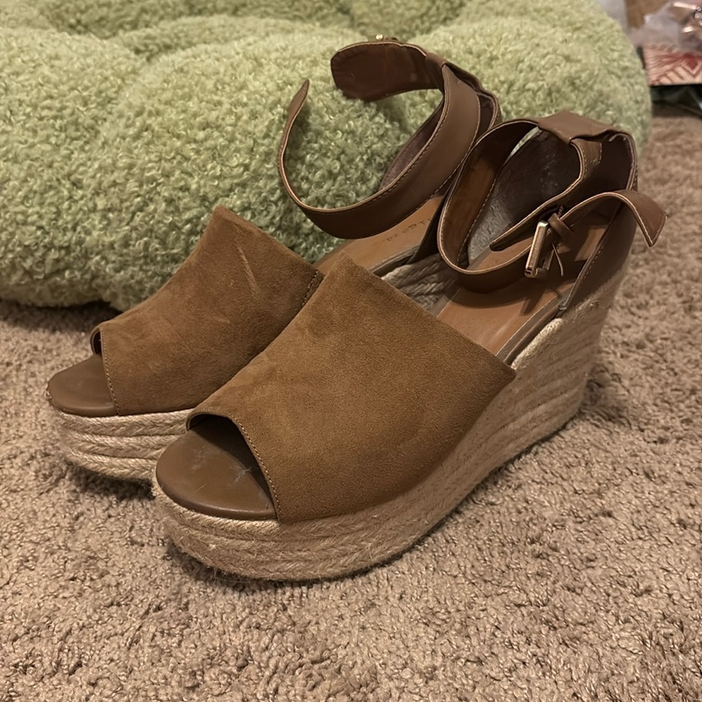 Indigo Rd Chestnut Wedges W11